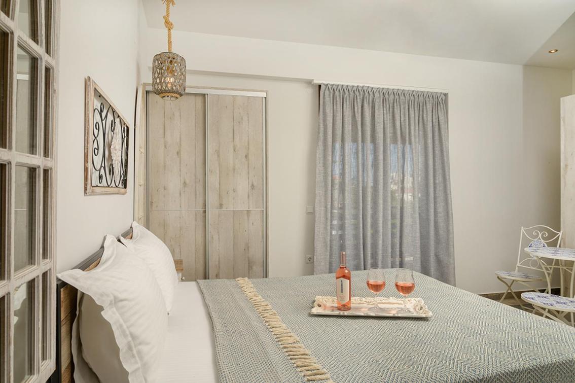 Meltemi Luxury Apartments Nea Roda Eksteriør billede